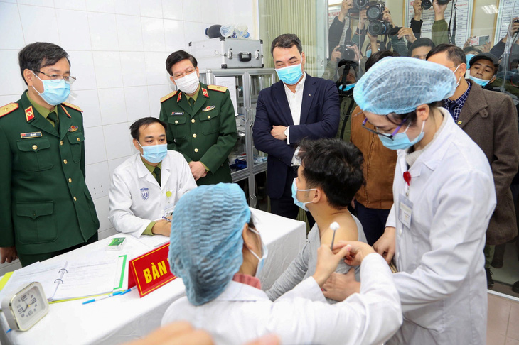 Ai sẽ được tiêm vắc xin ngừa COVID-19 đầu tiên tại Việt Nam? - Ảnh 1.