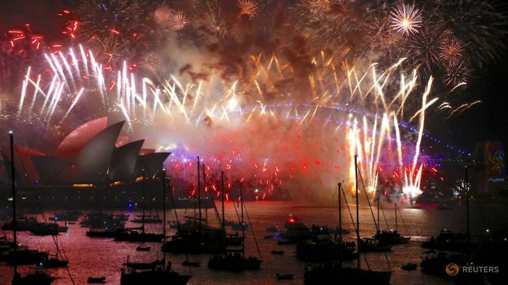 Sydney hủy tiệc mừng năm mới, vẫn bắn pháo hoa tri ân y bác sĩ chống dịch - Ảnh 1.