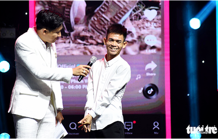 Chàng trai chăn bò Sô Y Tiết nhận giải truyền cảm hứng Tik Tok Awards - Ảnh 3.