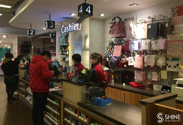 Thượng Hải (Trung Quốc) cấm dùng túi nilon tại các cửa hàng - Ảnh 1.