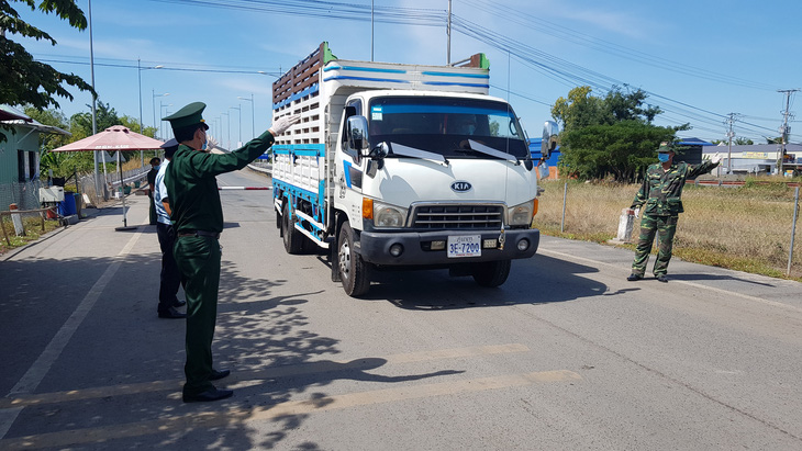 Khởi tố vụ án, điều tra đường dây đưa người nhập cảnh trái phép liên quan bệnh nhân 1440 - Ảnh 2.