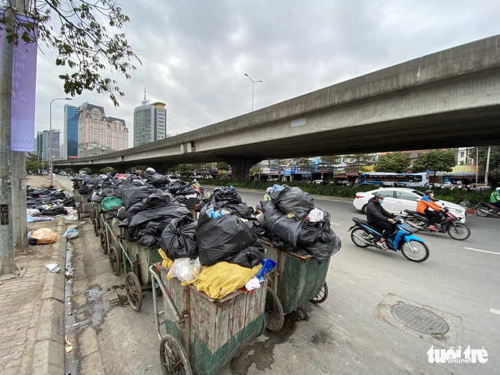 Rác thải sinh hoạt lại ‘ngập ngụa’ nhiều tuyến đường ở Hà Nội - Ảnh 2.