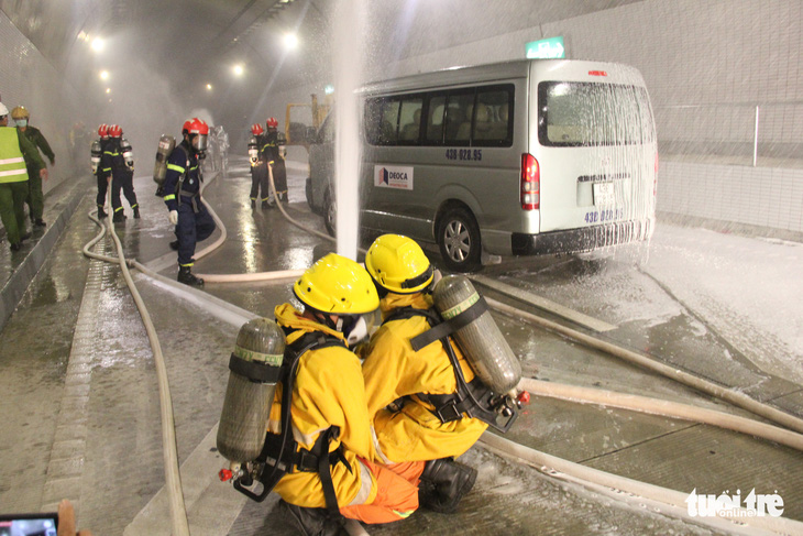 Diễn tập chữa cháy ở hầm Hải Vân 2 trước khi lưu thông - Ảnh 2.