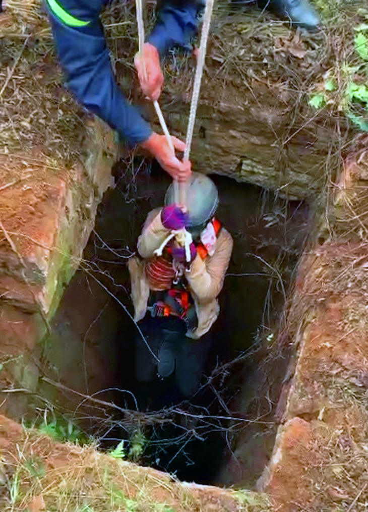 Đu dây giải cứu người phụ nữ ngã xuống giếng hoang sâu 15m - Ảnh 2.