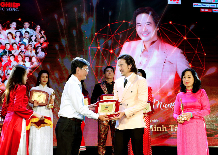 Diễn viên Đoàn Minh Tài được trao tặng danh hiệu ‘Nghệ sĩ vì cộng đồng 2020’ - Ảnh 1.