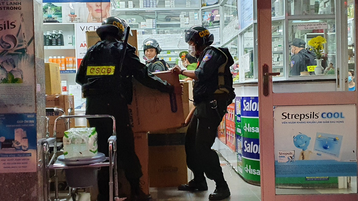 Kiểm tra hệ thống nhà thuốc lớn nhất Đồng Nai, huy động cả cảnh sát cơ động - Ảnh 2.