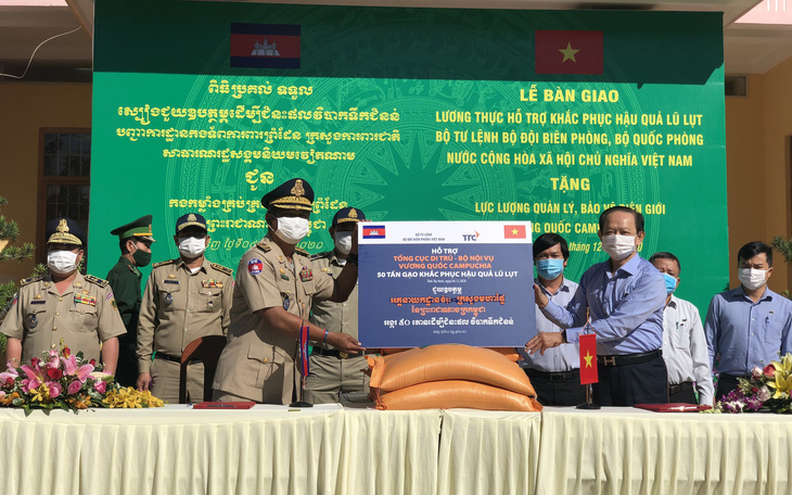 100 tấn gạo tặng lực lượng quản lý, bảo vệ biên giới Campuchia