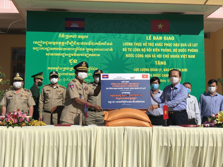 100 tấn gạo tặng lực lượng quản lý, bảo vệ biên giới Campuchia - Ảnh 1.