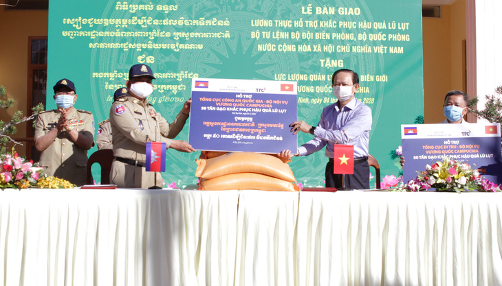 100 tấn gạo tặng lực lượng quản lý, bảo vệ biên giới Campuchia - Ảnh 2.