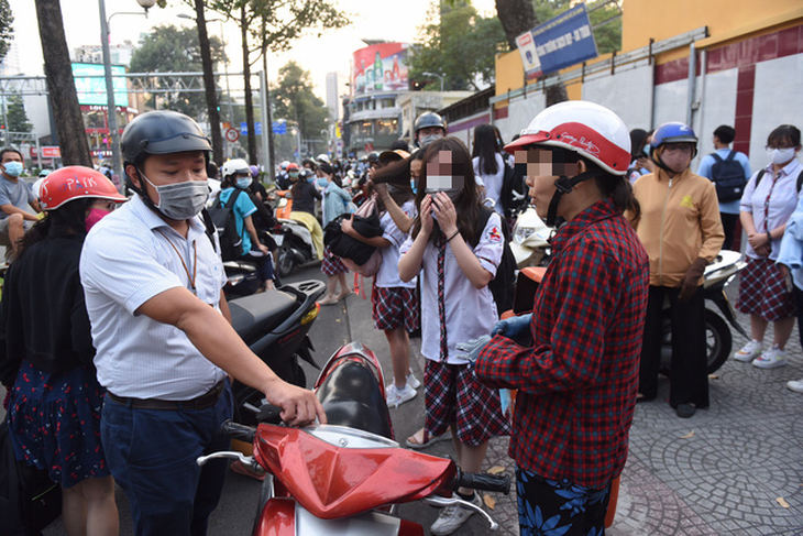 Ngồi nhậu trên vỉa hè, 3 người bị phạt 6 triệu đồng vì không khẩu trang - Ảnh 4.