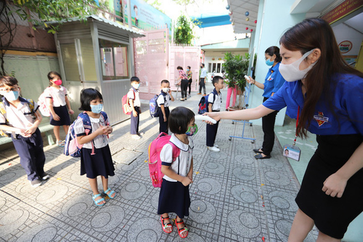 Sở GD-ĐT TP.HCM khuyến khích học sinh đeo khẩu trang trong lớp học - Ảnh 1.