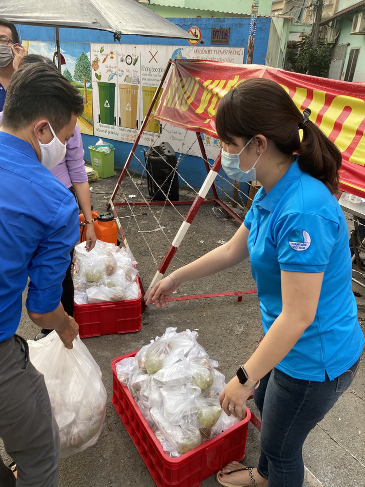 Bạn trẻ phục vụ suất ăn, đi chợ giúp bà con trong khu phong tỏa - Ảnh 3.