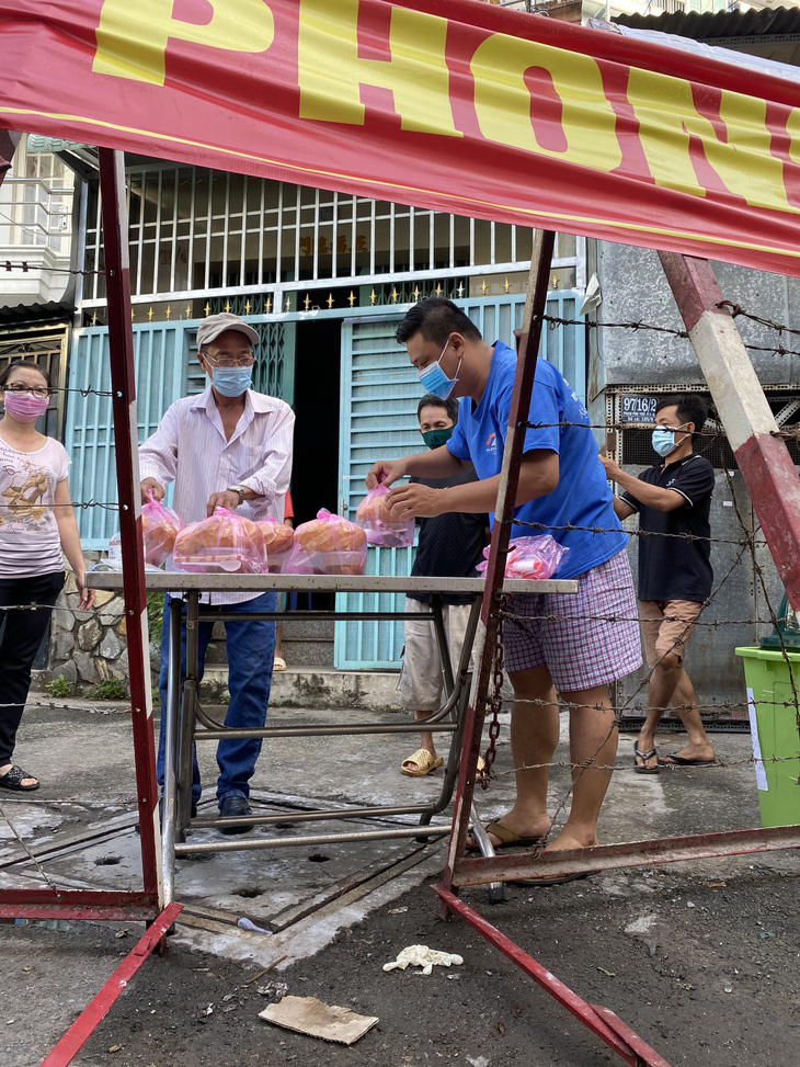 Bạn trẻ phục vụ suất ăn, đi chợ giúp bà con trong khu phong tỏa - Ảnh 2.