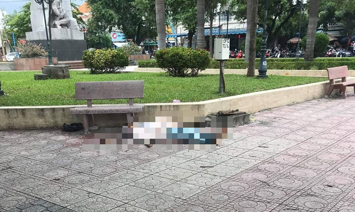 Tá hỏa phát hiện người đàn ông tử vong trên ghế đá công viên Võ Văn Ký, Nha Trang - Ảnh 1.