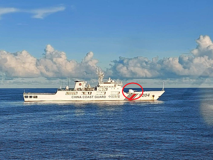 Tàu hải cảnh lớn của Trung Quốc ngang nhiên xâm phạm trên Biển Đông - Ảnh 1.