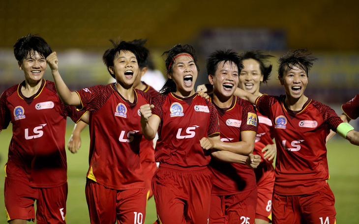 Thầy trò HLV Đoàn Thị Kim Chi chạm 1 tay vào Cúp vô địch bóng đá nữ quốc gia