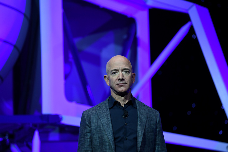 Tỉ phú Jeff Bezos khẳng định sẽ đưa người phụ nữ đầu tiên lên Mặt Trăng - Ảnh 1.