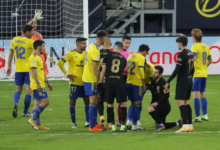 Messi sút 10 lần 0 bàn thắng, Barca bại trận trước tân binh Cadiz - Ảnh 1.
