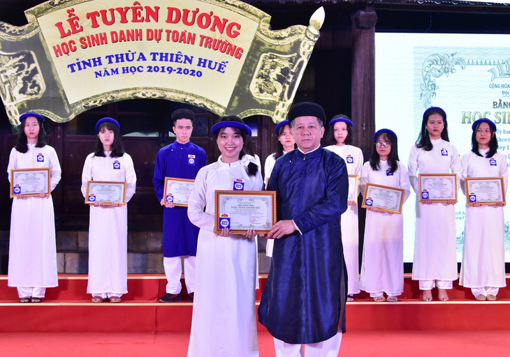 Mặc áo dài khăn đóng nhận danh hiệu Học sinh danh dự toàn trường - Ảnh 1.