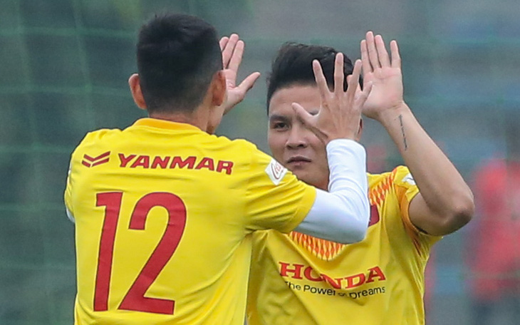 Quang Hải ăn mừng chiến thắng ở phần khởi động của tuyển Việt Nam