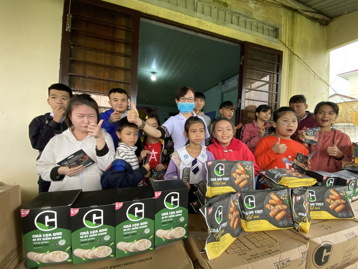 Tặng thực phẩm sạch cho trẻ em đặc biệt khó khăn, mồ côi Quảng Nam - Ảnh 5.