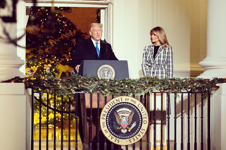 Vợ chồng ông Trump dự lễ lên đèn Giáng sinh tại Nhà Trắng - Ảnh 2.