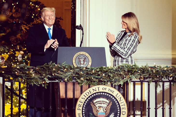 Vợ chồng ông Trump dự lễ lên đèn Giáng sinh tại Nhà Trắng - Ảnh 1.