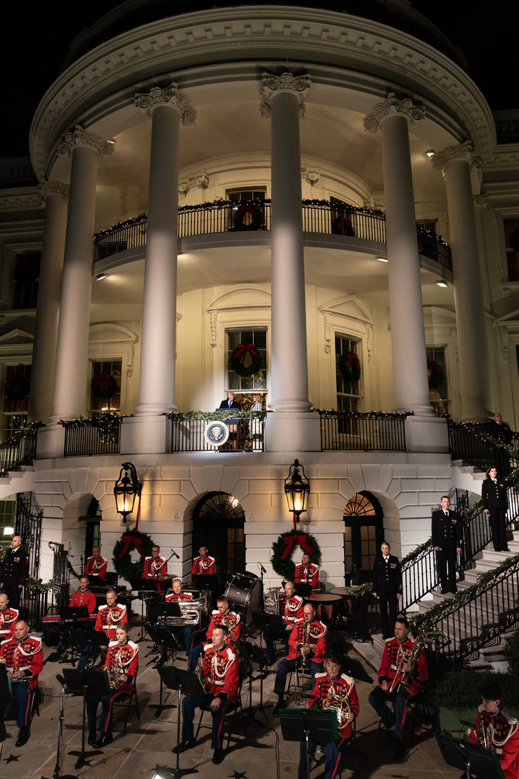 Vợ chồng ông Trump dự lễ lên đèn Giáng sinh tại Nhà Trắng - Ảnh 3.