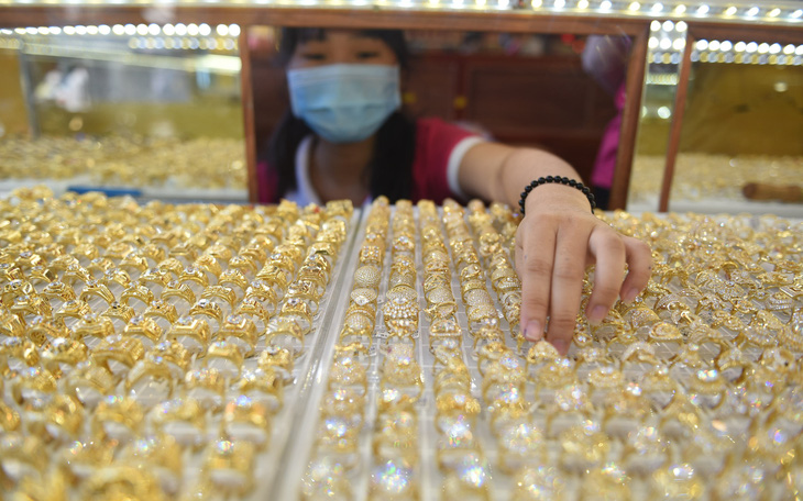Giá vàng trong nước vẫn cao hơn thế giới gần 4 triệu đồng