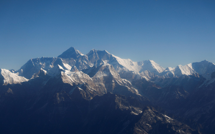 Đỉnh Everest cao thêm gần 1m