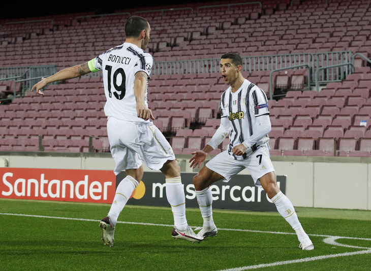 Đối đầu Messi, Ronaldo ghi 2 bàn giúp Juventus chiếm ngôi đầu bảng - Ảnh 1.