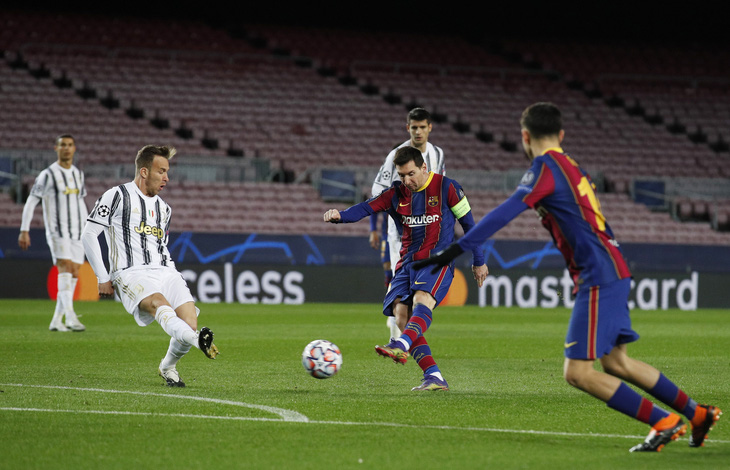 Đối đầu Messi, Ronaldo ghi 2 bàn giúp Juventus chiếm ngôi đầu bảng - Ảnh 3.