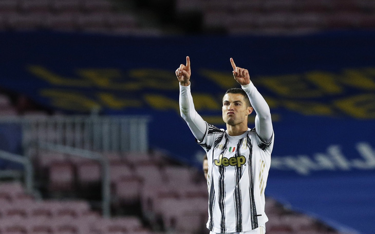 Đối đầu Messi, Ronaldo ghi 2 bàn giúp Juventus chiếm ngôi đầu bảng