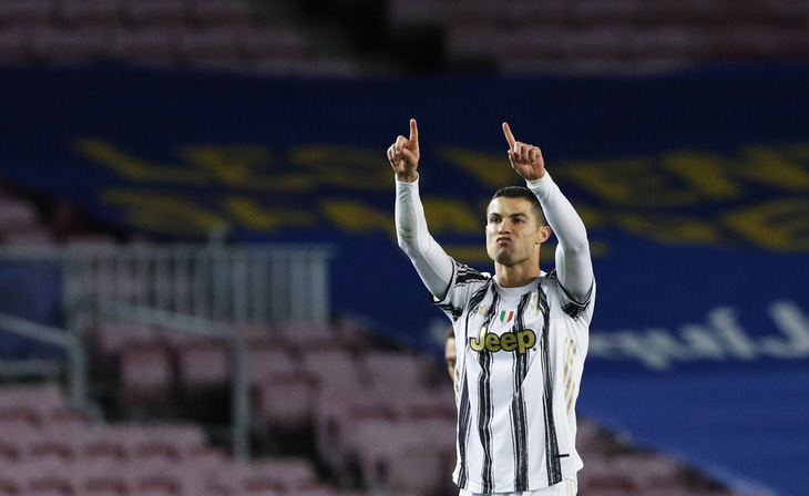 Đối đầu Messi, Ronaldo ghi 2 bàn giúp Juventus chiếm ngôi đầu bảng - Ảnh 4.