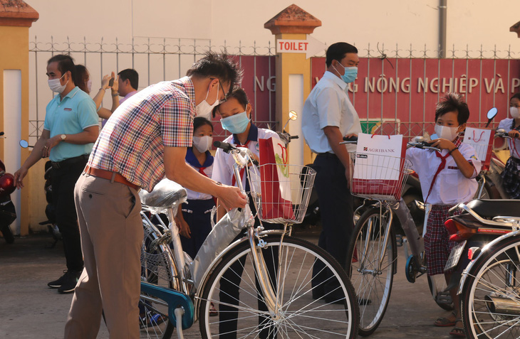 300 học sinh khó khăn Kiên Giang nhận học bổng ‘Gieo mầm tri thức’ - Ảnh 4.