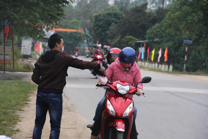 Dễ thương sư thầy, chú tiểu phát khẩu trang miễn phí cho dân phòng virus corona - Ảnh 3.