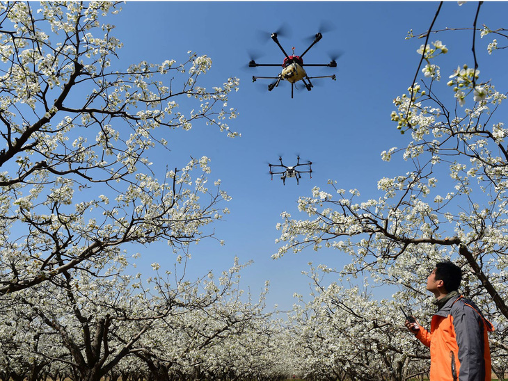 Trung Quốc dùng drone nhắc nhở người dân ra đường nhớ đeo khẩu trang - Ảnh 1.