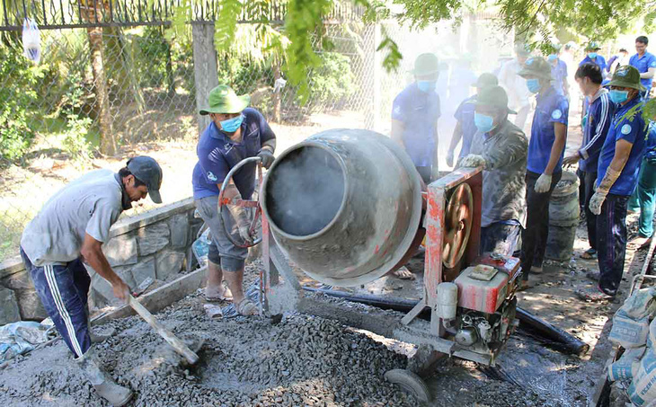 Ươm mầm hạt giống đỏ - Ảnh 1.