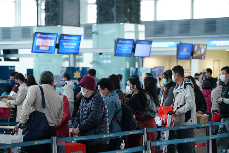 Hai hành khách Trung Quốc ở Nội Bài không chịu lên máy bay về nước - Ảnh 1.