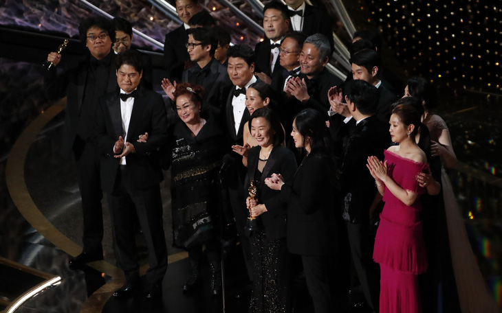Đạo diễn Bong Joon Ho sau chiến thắng Oscar: 'Mọi thứ thật điên rồ!'