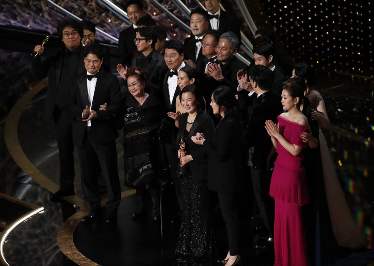 Đạo diễn Bong Joon Ho sau chiến thắng Oscar: Mọi thứ thật điên rồ! - Ảnh 1.