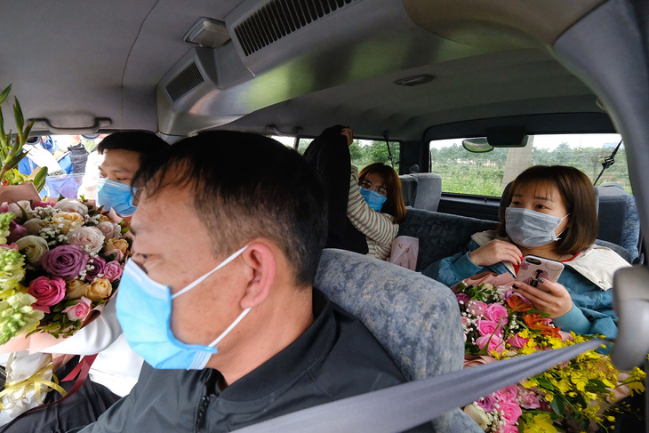Ba bệnh nhân Vĩnh Phúc nhiễm nCoV được xuất viện, xe đưa về tận nhà - Ảnh 3.