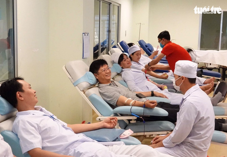 Hàng trăm người ở Cần Thơ hiến máu giữa mùa dịch corona - Ảnh 1.