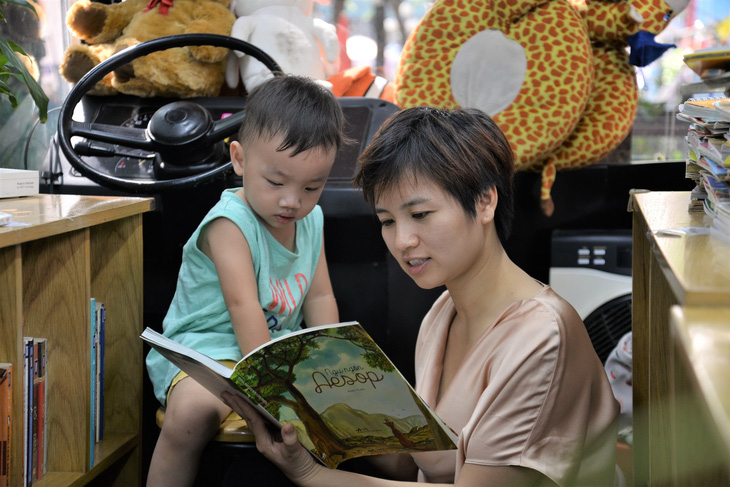 Khoảnh khắc đẹp: Mẹ đọc sách cùng con - Ảnh 1.