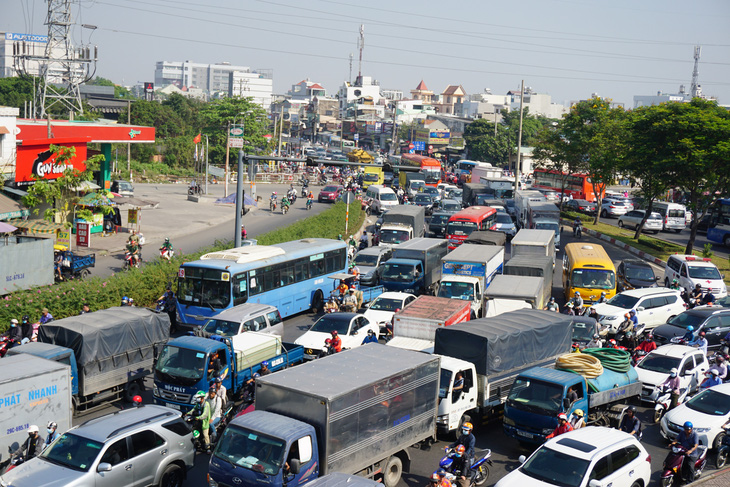 TP.HCM hạn chế vận chuyển hàng hóa ban ngày, xây dựng đề án kinh tế đêm - Ảnh 1.