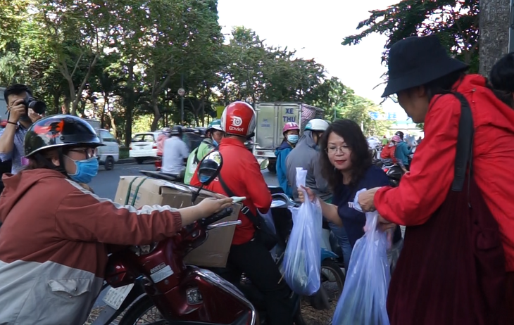 Hội Doanh nhân trẻ giải cứu 20 tấn dưa hấu cho nông dân, bán giá tùy tâm - Ảnh 5.