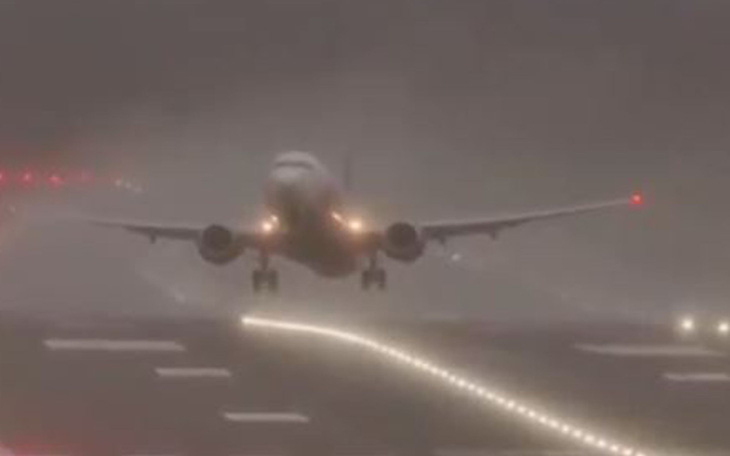 Thót tim cảnh máy bay bị gió bão thổi chao đảo ở Anh