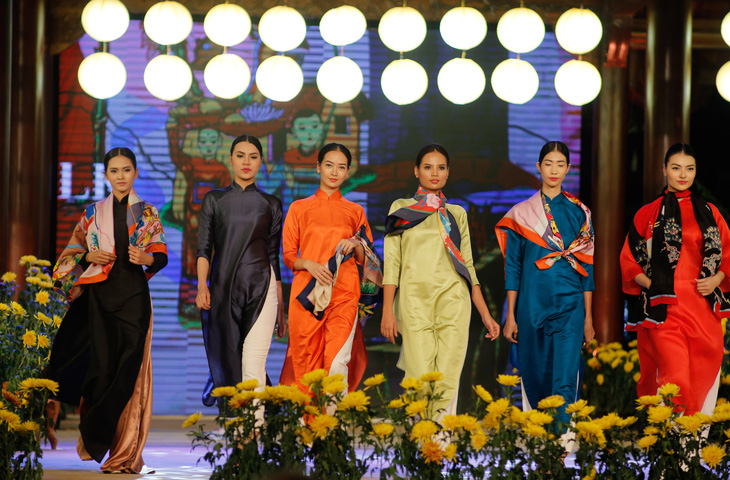 Lụa Bảo Lộc xuất hiện cùng trang phục các nguyên thủ tại APEC - Ảnh 3.