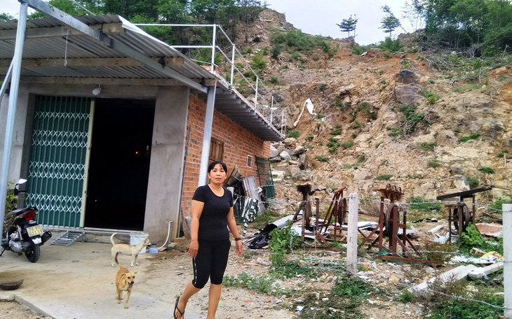 Nạn nhân vụ sạt lở núi Cô Tiên chưa được tái định cư lại bị buộc dỡ nhà tạm