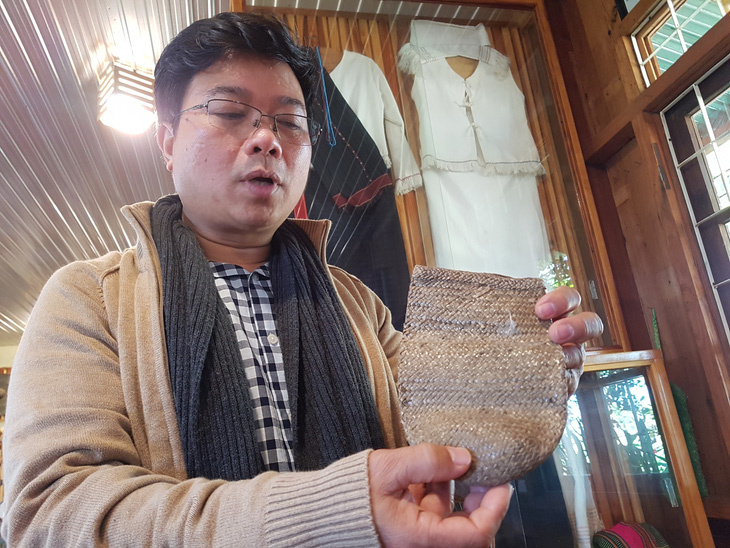 Cha Hung Long giới thiệu cái túi đựng cơm người Churu mang theo khi đi làm đồng - Ảnh: THÁI LỘC